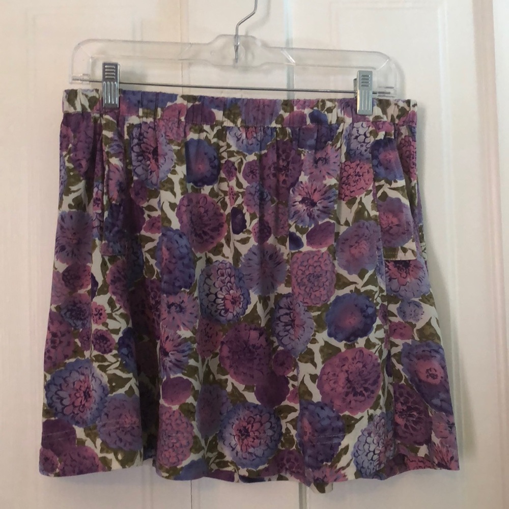 Wet Seal Floral skirt with pockets Size L